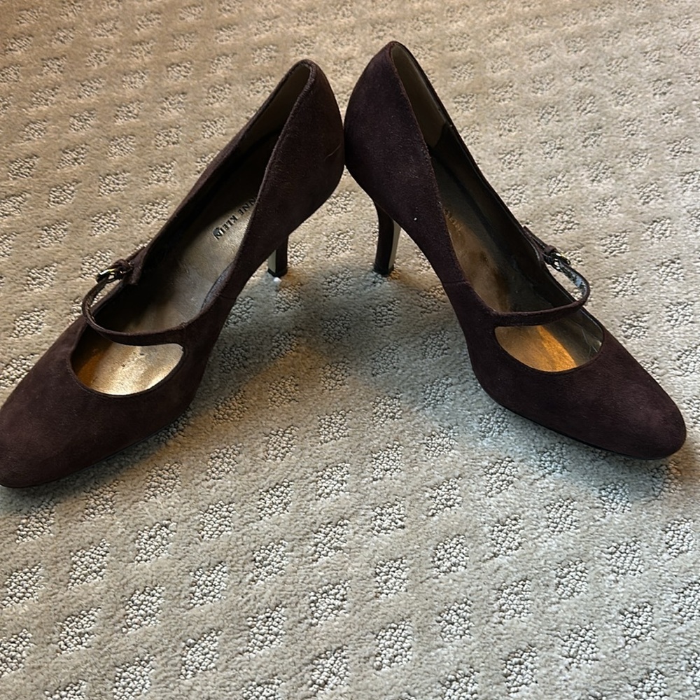 Anne Klein Elegant Brown Suede Women's Heels

Size 9.5